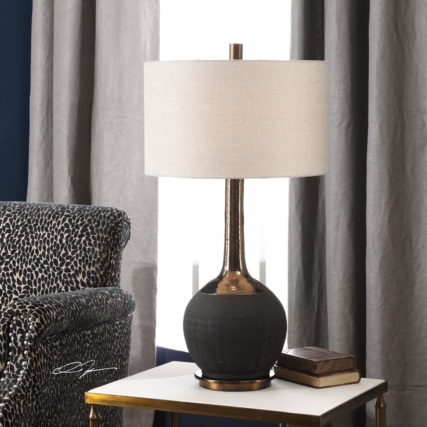 Arnav - Textured Lamp - Black